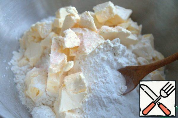 Cut the butter from the refrigerator into flour with baking powder and salt.
