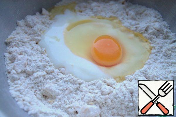 Pour in the kefir, beat the egg.