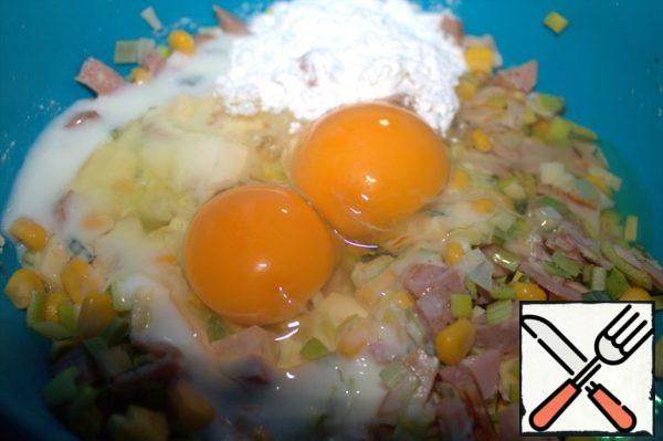 Pour sour cream or yogurt. Beat the eggs and add the starch.
