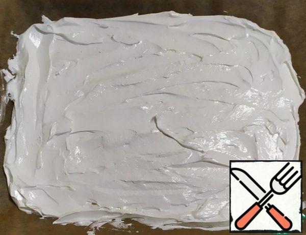 Put the meringue on parchment and smooth it out. From this amount of ingredients on a 30x20 baking sheet, you will get a layer of 1-1. 5 cm. Bake in a preheated 150 degree oven for 30-35 minutes until light Golden. When ready, a thin sugar crust should form. Let it cool down a little.