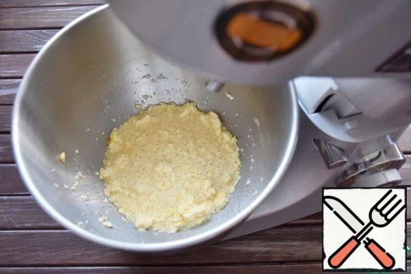 Knead the shortbread dough. It is more convenient to knead the dough in the kitchen machine, since the heat of the hands quickly melts the oil and the dough becomes more dense. Combine eggs with powdered sugar. Mix and add the soft butter.