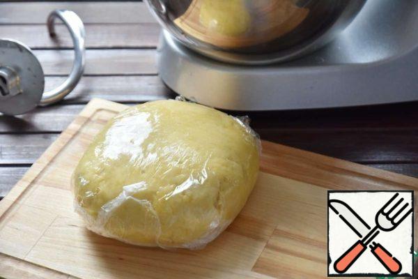 Collect the shortbread dough into a ball, wrap it in plastic wrap and leave it in the refrigerator for an hour.