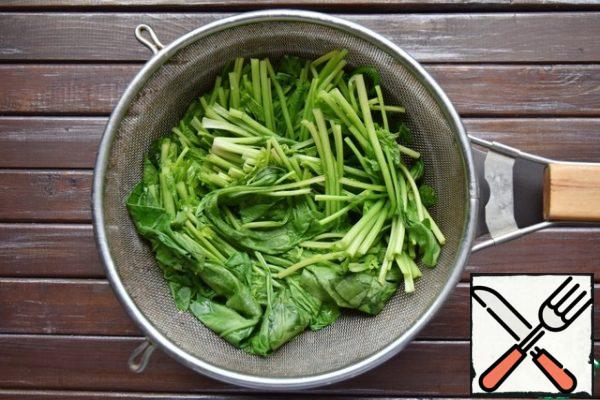 Wash the fresh spinach and mix it in boiling water for 1-2 minutes. Throw the greens on a sieve and squeeze it well from excess moisture.
Chop the spinach in any convenient way. Instead of fresh, you can use frozen spinach.