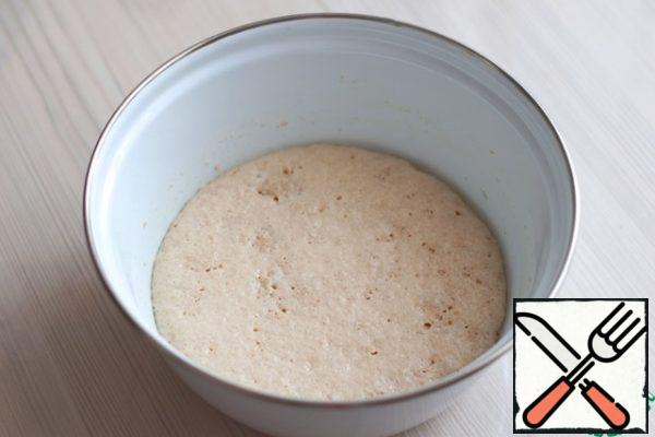 In a bowl, add warm milk (200 ml.), add 7 gr.granulated dry yeast, add 1 tablespoon of sugar. Mix the mixture and put it in a warm place to dissolve the yeast. After a while, a cap of small bubbles forms on the surface of the mixture. The dough is ready.