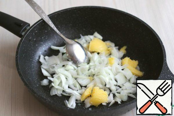 While the dough is rising, you can start cooking minced meat. To do this: cut the onion (1 pc.) into half rings. Add 2 tablespoons of melted butter to the pan and add finely chopped onion.