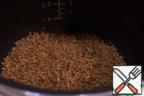 Spread the washed buckwheat in the bowl of a slow cooker and lightly fry in the fat from the rolls, then if the frying program is not over, turn it off. Add water to the buckwheat, salt to taste.