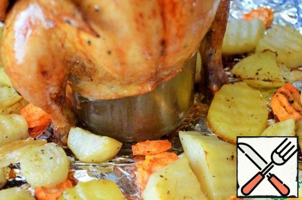 When the potatoes are ready, remove the chicken from the oven.
After passing the knife through the jar, carefully remove the chicken.