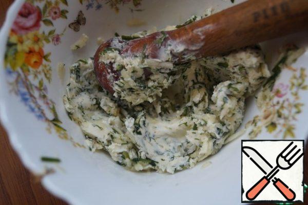 While the dough is rising, prepare the filling. Mix soft butter with chopped dill and garlic passed through a press.