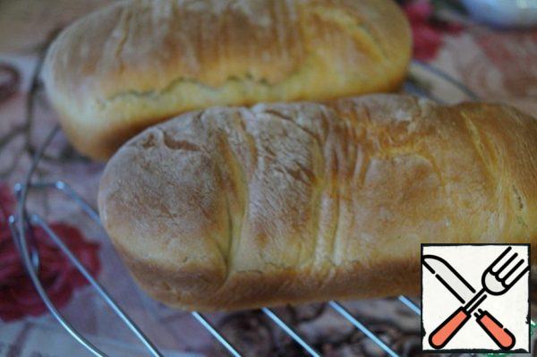 Bake bread in the oven preheated to 200 degrees, 30-35 minutes. At this time, the main thing is not to go crazy from the fragrance))) Then we take out the finished bread from the molds and cool it on the grill.
