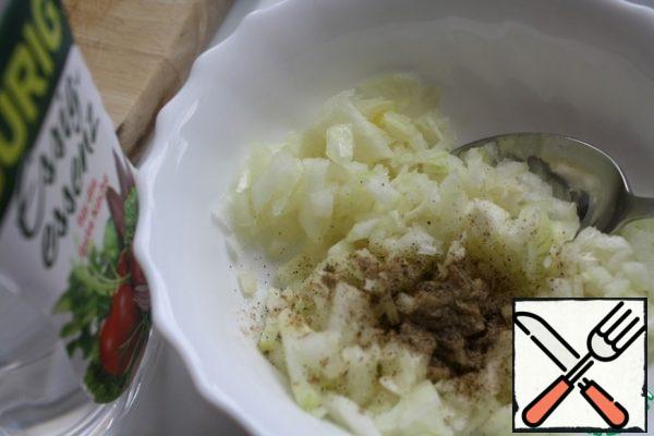 Finely chop the onion, add salt and pepper to taste and marinate it in vinegar.
I have 25% vinegar. Vinegar is also taken to taste. You can also take the juice of a lemon.
Marinate for about 15 minutes.