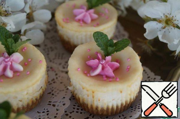 Take the cheesecakes out of the oven and leave them in the molds until they cool completely. Then put them in the refrigerator for 5-6 hours. Or better yet, for the night. Getting cheesecakes out of the molds is much easier when they are chilled. Decorate to taste and serve with tea!