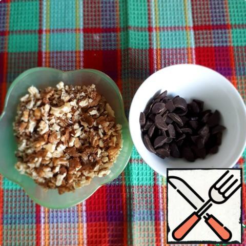 Chop the walnuts, but not too finely. Chop the chocolate into pieces, I had chocolate drops, I broke them with my hands.