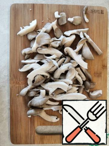 Cut oyster mushrooms. Arbitrarily.