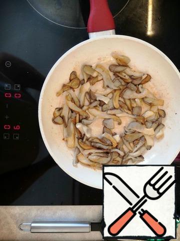 Fry the mushrooms until Golden in olive oil.