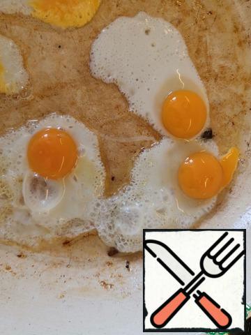 In the same pan, cook the fried quail eggs.