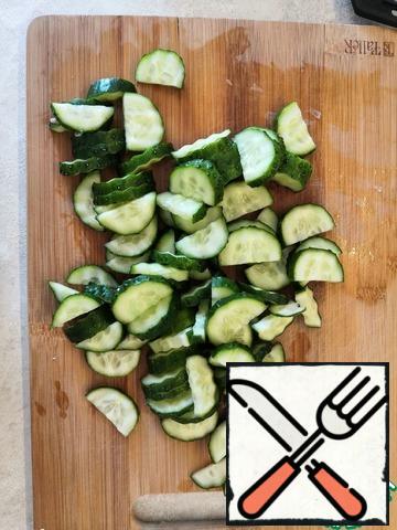Cut the cucumbers into half-circles.