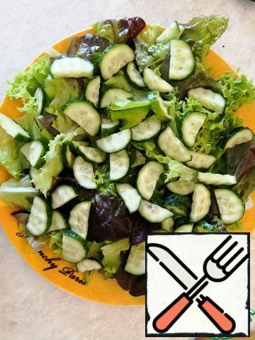 Collecting salad:
We tear the lettuce leaves with our hands, lay out the cucumbers.