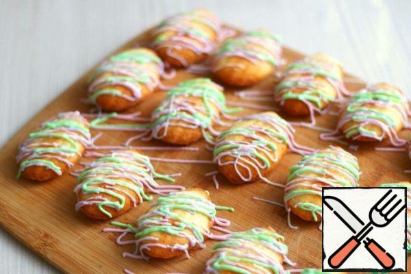 The finished cookies can be sprinkled with powdered sugar, sprinkled with chocolate or, as in my case, sprinkled with colored glaze.