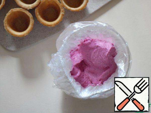 Fill a pastry bag with the whipped mass, or put the shaped tip in the bag, tie it tightly.