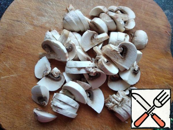 Cut the mushrooms into large pieces and leave a few whole mushrooms for decoration.
