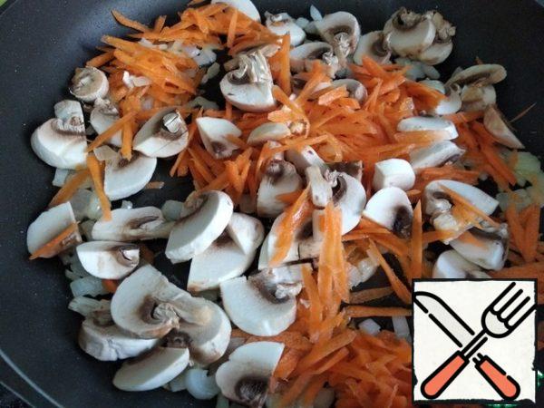 Fry the onion a little in vegetable oil, add carrots and mushrooms. Simmer for 5 minutes.
