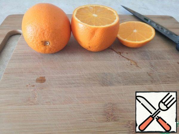 Remove the top part of the orange, cutting it with a knife.