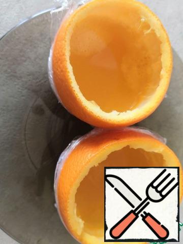 Mix everything well and let the gelatin completely dissolve. Pour the mixture into the orange cups for half. Allow to freeze in the refrigerator for about an hour. If I have holes on the bottom, you can tighten them with food wrap.