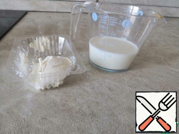 Next, we prepare the panna cotta itself. Mix the milk, cottage cheese, 2 tablespoons of sugar and the remaining gelatin.