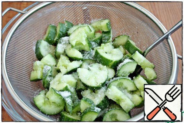 Then I took a bowl, set a colander on top, put the remains of unfulfilled hopes (cucumbers), sprinkled with sugar and salt, mixed it well and sent it to the refrigerator for half an hour...