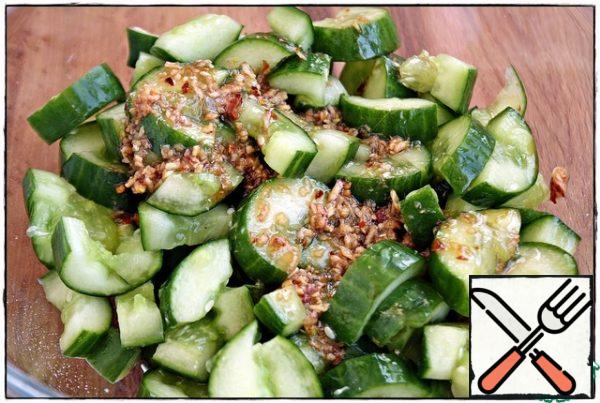 After half an hour, I took out a colander with cucumbers from the refrigerator, drained the resulting juice, put the cucumbers back into the bowl, added the dressing and, after thoroughly mixing, sent them back to the refrigerator for another half hour to marinate.