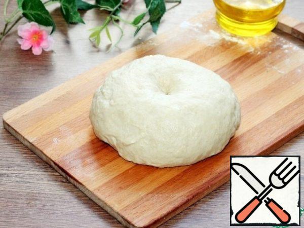 Collect the dough in a lump and lubricate with vegetable oil.