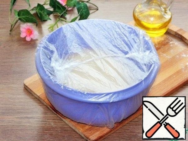 Cover the bowl with a film or transparent bag and put in a warm place until the dough increases by 2.5 times.