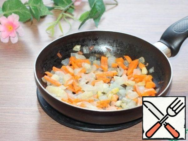 Prepare the filling. Peeled and chopped onions and garlic fry in vegetable oil until transparent. Add the chopped carrots and fry them until they are ready.