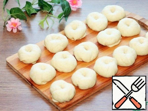 Divide the dough into 16 parts.