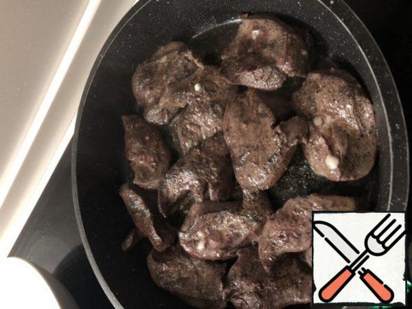 Preheat the pan, pour the vegetable oil. Put the liver in a preheated pan. Fry on each side for 3, 5 minutes.