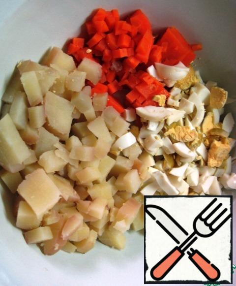 Boil potatoes and carrots, peel and cut into small pieces. Also slice the boiled eggs.
