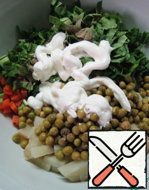 Season with salt and black pepper to taste, season the salad with sour cream or mayonnaise, and mix gently.