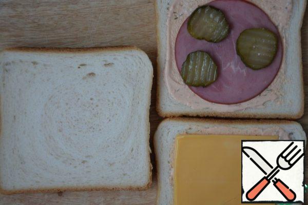 Cover each slice of bread with a second one.