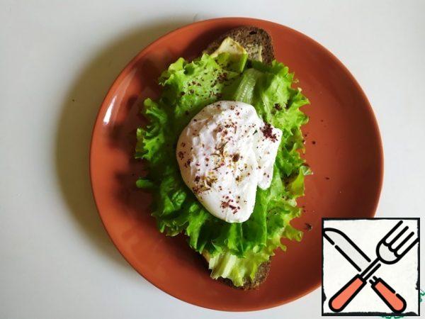 Spread the salad with egg. The dish is ready.
You can sprinkle with your favorite spices. I usually add Svan salt and sumac.
There is a need for this. In the egg, we make a cross-shaped incision, the yolk begins to spread. Then cut off pieces of bread (with everything on it) and dip them in everything that is spread.