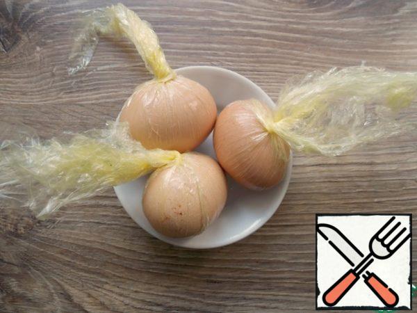 To begin with, choose the largest eggs, with a strong shell and boil them until ready, cool. Take a thick and necessarily smooth film, cut into 4 parts and gently lubricate the middle with oil. You need to wipe the eggs dry and lubricate them very abundantly with vegetable oil. Then put them on a film and do not wrap them tightly.