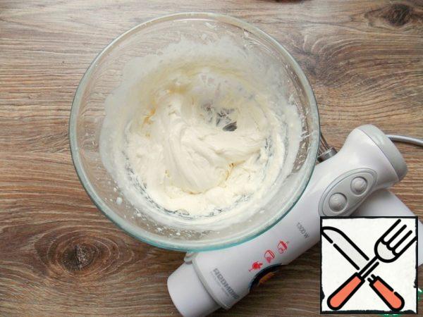 In a bowl, pour cold cream, add powdered sugar and whisk until the air mass. Put the curd cheese again whisk until a lush, dense mass.