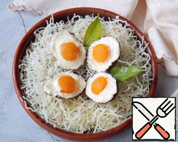 Put the eggs in the nest and serve to the table.