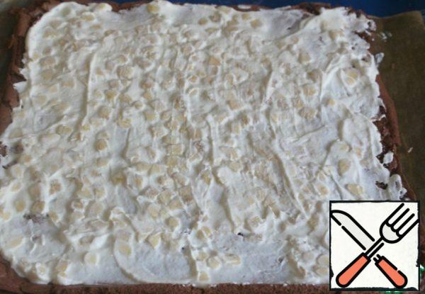 Cut the banana into small pieces. If desired, add cottage cheese and honey and mix.