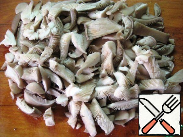 Coarsely chop the oyster mushrooms.