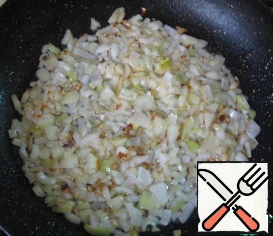 Heat a small amount of vegetable oil in a frying pan and fry the onion until Golden.