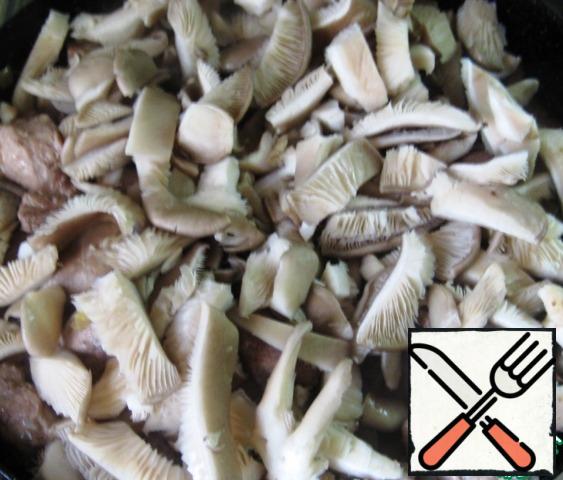 Add the meat to the pan and, turning the meat pieces, fry on all sides for 5-7 minutes.Add oyster mushrooms. Stir and fry everything together for another 2-3 minutes.