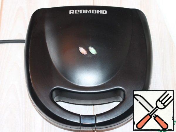 Close the cover of the device and connect it to a power source. The red indicator lights up. When the device heats up, the green indicator lights up.