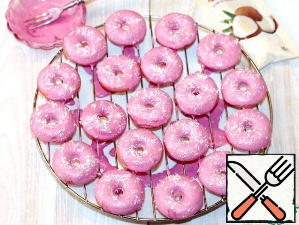 Sprinkle the donuts with coconut shavings. I got 24 doughnuts with a fruity and vanilla flavor.