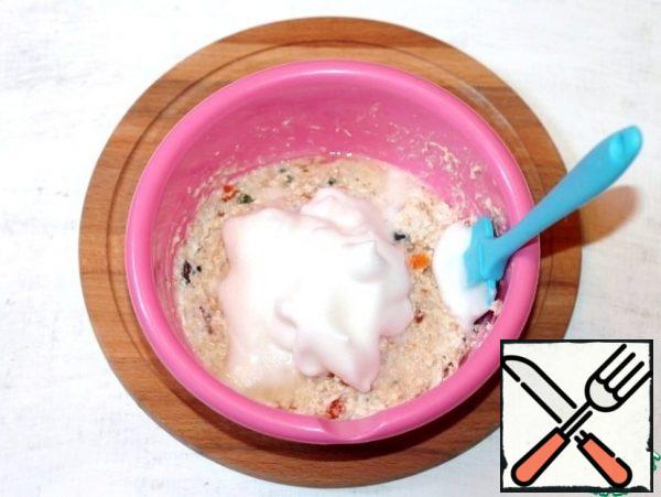 Add the whipped white to the dough and gently stir to preserve the protein foam. Mix the protein with a silicone or wooden spatula from the bottom up. The dough has the consistency of pancakes.