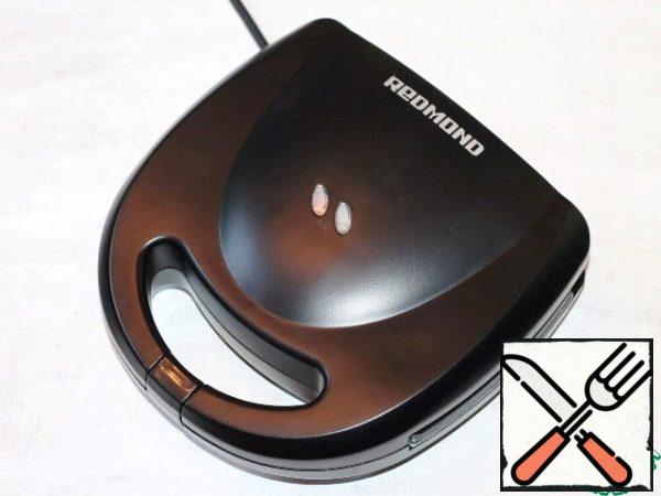 Close the cover of the device and connect it to a power source. The red indicator lights up. When the device heats up, the green indicator lights up.